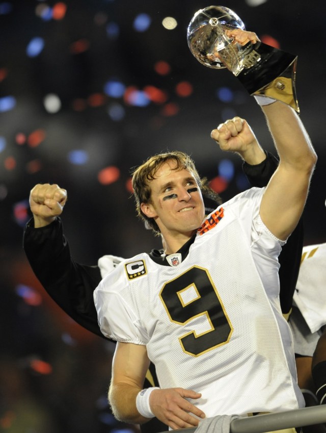 Drew Brees mengantarkan New Orleans Saints juara Super Bowl 2010. Foto: AFP/Timothy A. Clary