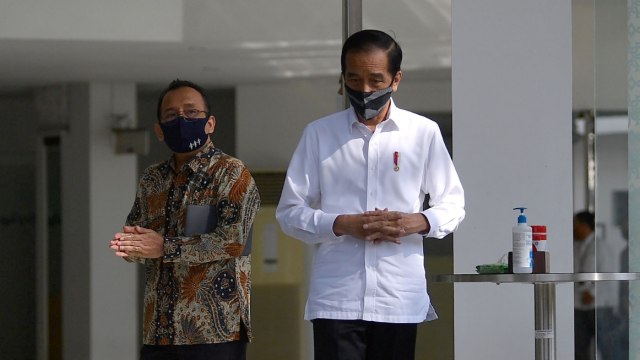 Presiden Joko Widodo (kanan) didampingi Mensesneg Pratikno meninjau kesiapan penerapan prosedur normal baru di Masjid Baiturrahim. Foto: ANTARA FOTO/Sigid Kurniawan