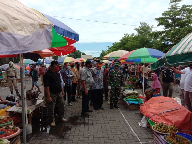Wali Kota Ternate saat meninjau Pasar Higienis. Foto: Istimewa
