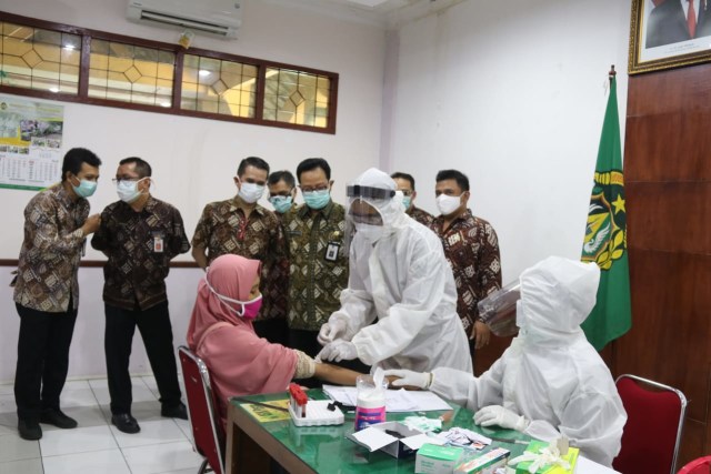 Pengambilan sampel untuk rapid test COVID-19 di Pasar Beringharjo, Yogyakarta, Kamis (4/6/2020). Foto: Istimewa.