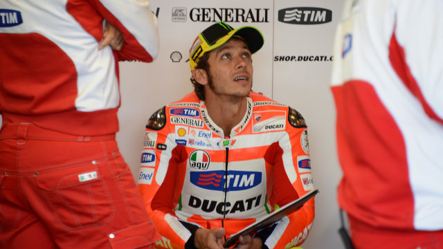 Valentino Rossi dan masa-masa kelamnya di MotoGP bersama Ducati. Foto: ROBYN BECK / AFP