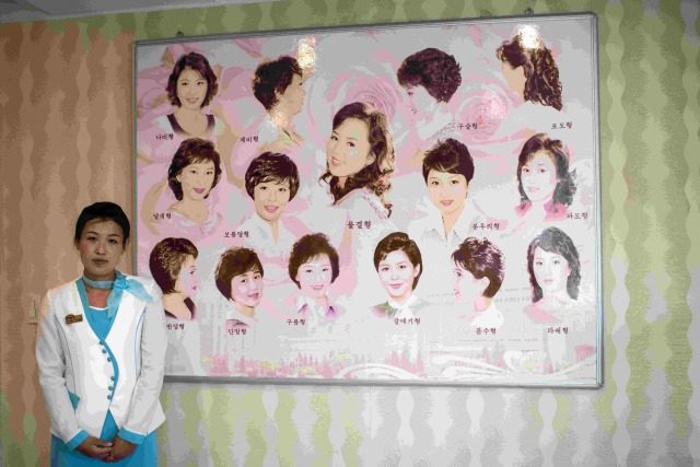 Model rambut perempuan di Korea Utara. Foto: Getty Images/Carl Court