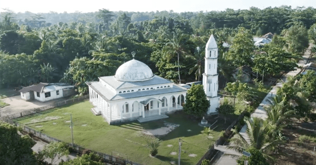 Foto aerial masjid di Kampung Kambala, Distrik Buruway, Kabupaten Kaimana, Provinsi Papua Barat.