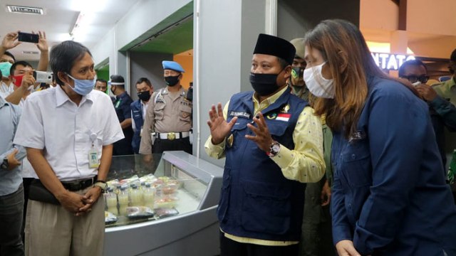 Wagub Jabar Uu Ruzhanul Ulum meninjau penerapan protokol kesehatan di salah satu mal di Kota Cirebon. (Juan)