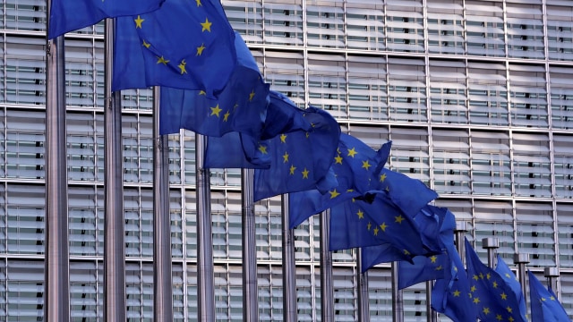 Bendera Uni Eropa berkibar di luar markas Komisi Eropa di Brussels, Belgia. Foto: REUTERS/Yves Herman