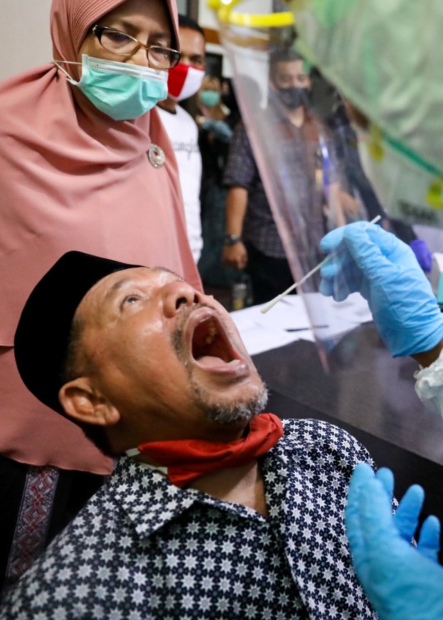 Wakil Wali Kota Banda Aceh, Zainal Arifin, saat menjalani tes swab di Posko COVID-19. Foto: Suparta/acehkini