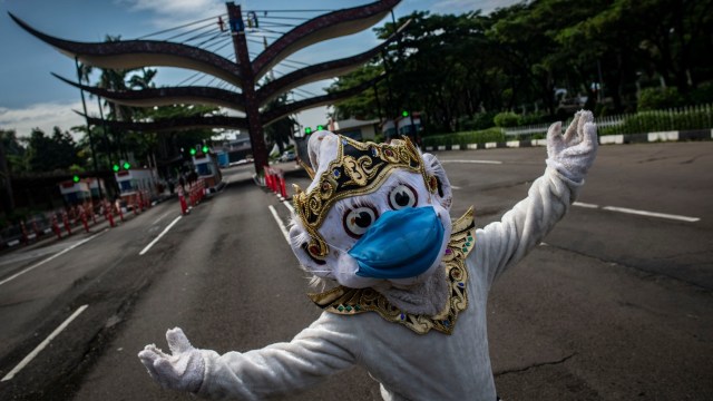 Petugas menggunakan kostum tokoh pewayangan kera putih Hanoman bermasker saat berlangsungnya simulasi normal baru di TMII, Jakarta, Kamis (4/6). Foto: ANTARA FOTO/Aprillio Akbar