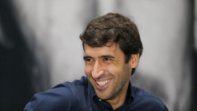 Raul disebut-sebut bakal jadi pelatih baru Schalke. Foto: AFP/Karim Jaafar