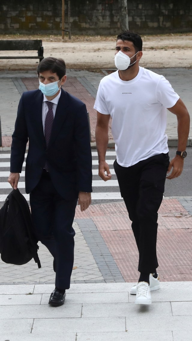 Pesepak bola Atletico Madrid Diego Costa (kanan) tiba di pengadilan untuk menghadiri persidangan penipuan pajak, di Madrid, Spanyol, Kamis (4/6). Foto: REUTERS/Sergio Perez