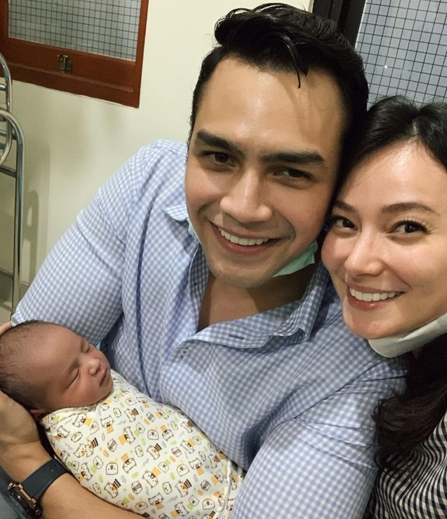 Asmirandah dan Jonas Rivanno jenguk anak kedua Donnie Sibarani. Foto: Instagram/@asmirandah89