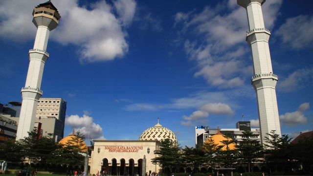 Masjid Raya Bandung. Foto: Shutter Stock