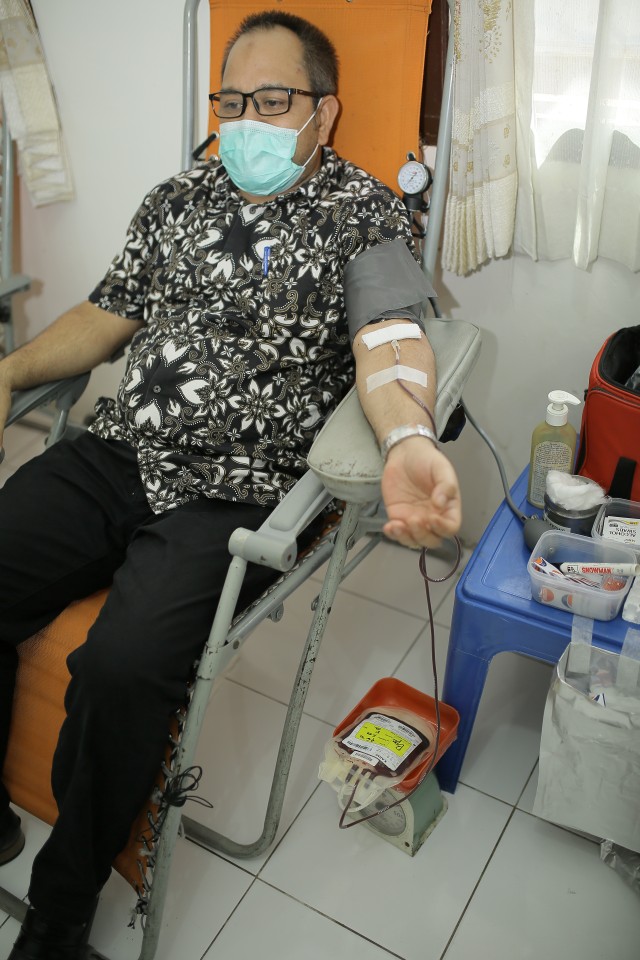 Kepala Biro Hukum Setda Aceh, Amrizal J Prang, saat mendonorkan darahnya di Klinik Kantor Gubernur Aceh, Kamis (4/6). Foto: Abdul Hadi/acehkini