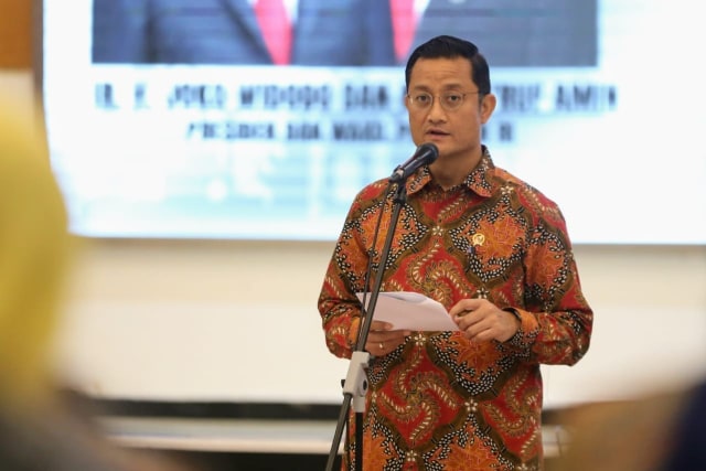 Menteri Sosial Juliari P. Batubara mendengarkan curhatan Komunitas Artis C'nior. Foto:  Dok. Kemensos