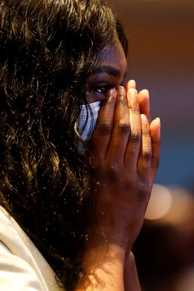 Seorang wanita menangis saat menghadiri upacara peringatan kematian George Floyd di Minneapolis, Minnesota, AS, Kamis (4/6). Foto: REUTERS/ LUCAS JACKSON