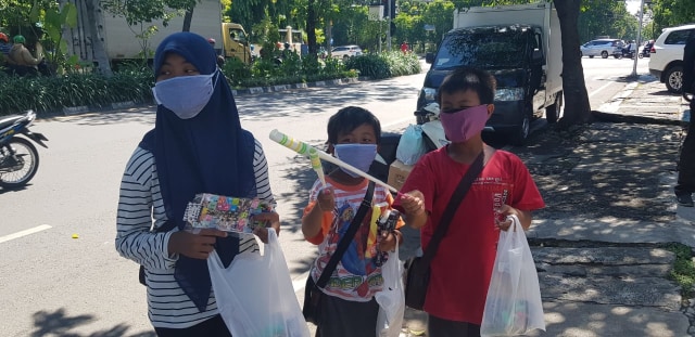 Rahma, Edi, dan Fano yang masih berjualan tisu dan air mineral selama pandemi di Jalan Ambengan Surabaya. Foto-foto : Windy Goestiana/Basra