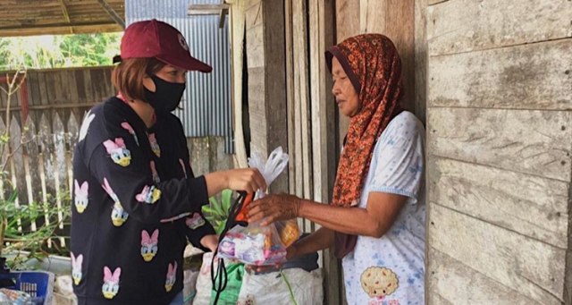 Leliyana Andriyani saat memberikan donasi bagi warga yang membutuhkan di Desa Loa Ipuh | Foto: Instagram/@leliandriyani