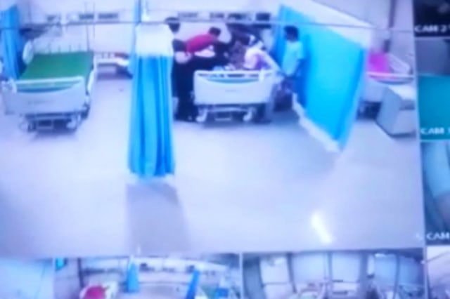 Tangkapan layar video saat pihak keluarga mengangkat jenazah Pasien PDP yang dibawa keluar paksa dari ruang isolasi COVID-19 di Rumah Sakit Khusus Dadi (RSKD). Foto: Antara
