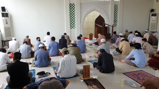 Pembatasan jamaah salat jumat di Masjid Ibnu Abbas, Pejaten Timur, Jakarta Selatan. Foto: Denny/kumparan