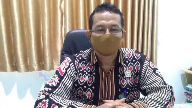 Direktur PDAM Bojonegoro Joko Siswanto SSos saat beri keterangan di kantornya. Jumat (05/06/2020)