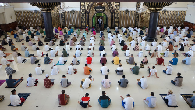 Masjid Baiturrahman Aceh Tak Batasi Jemaah Salat Tarawih, tapi Saf Berjarak (111744)