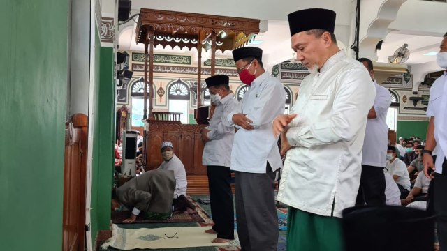 Jusuf Kalla dan Zulkifli Hasan Salat Jumat di Masjid Al Azhar Kebayoran Baru, Jakarta Selatan. Foto: Dok. PAN