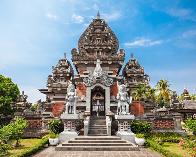 Bangunan bergaya Bali di kawasan museum TMII Foto: Shutterstock