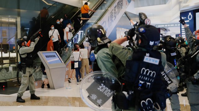 Sejumlah polisi mencoba membubarkan demonstran yang berunjuk rasa di sebuah pusat perbelanjaan di Hong Kong, (13/5). Foto: REUTERS/Tyrone Siu