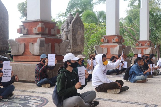 Sebagian mahasisa menggelar aksi di Rektorat UNUD saat perwakilan mahasiswa bertemu Rektor - IST