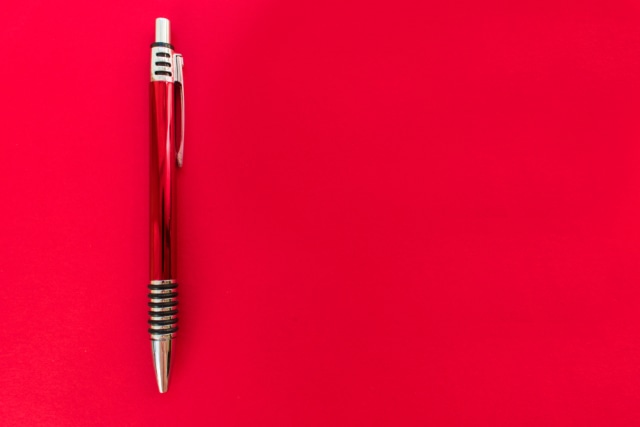 Ilustrasi pulpen dengan tinta merah Foto: Shutter Stock