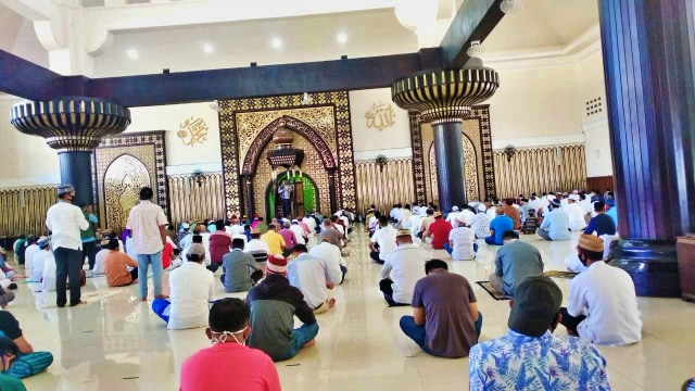 Suasana salat Perdana di Masjid Agung Baiturahman Limboto, Kabupaten Gorontalo. Jumat, (5/6). Foto: Dok banthayo.id. (Herman Abdullah)