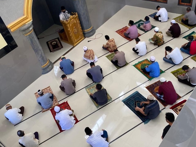 Ibadah di masjid Kota Serui yang tetap menerapkan jaga jarak antar jamaah. (Dok: MUI Serui)