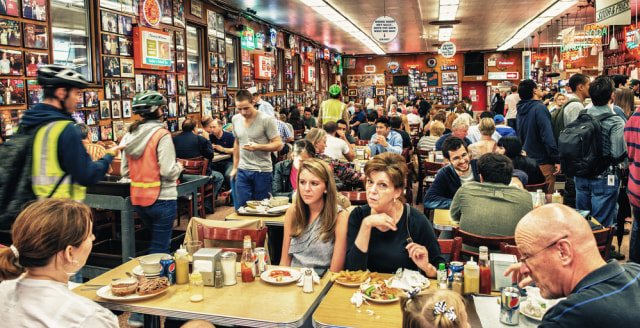Ilustrasi restoran penuh oleh pengunjung Foto: Shutter Stock