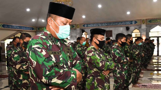 Suasana Salat Jumat di Mabes TNI dengan Protokol Kesehatan 