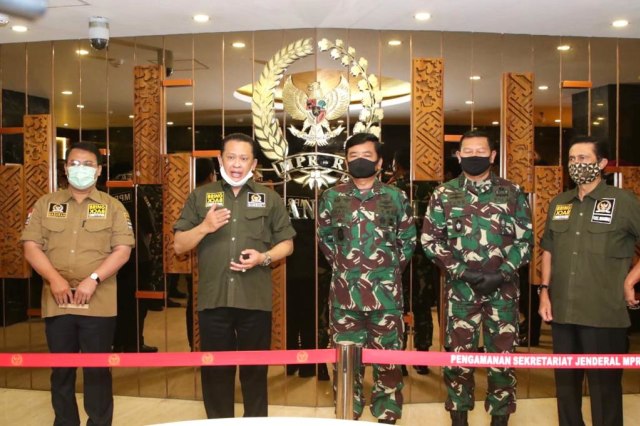 Ketua MPR Bambang Soesatyo memberikan penghargaan pada dua prajurit TNI. Foto: Dok. MPR