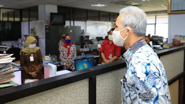 Gubernur Jawa Tengah Ganjar Pranowo meninjau para ASN. Foto: Dok. Pemprov Jateng