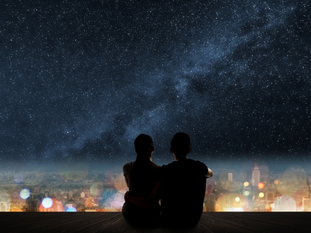 Ilustrasi menatap bintang di langit Foto: Shutter Stock