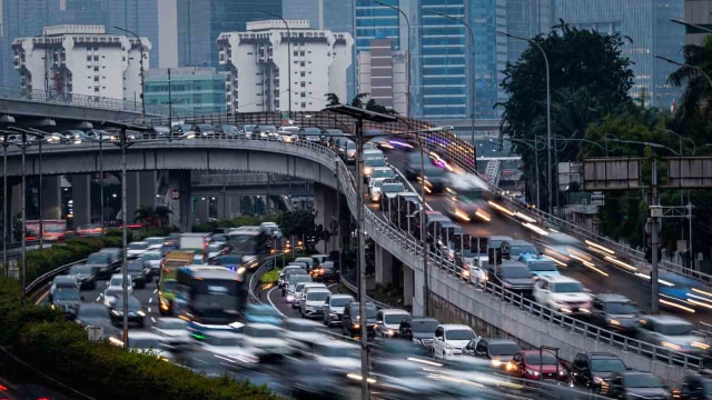 Suasana kendaraan terjebak macet di Jalan Tol Cawang-Grogol, Jakarta Selatan, Jumat (5/6/2020). Foto: ANTARA FOTO/SIGID KURNIAWAN