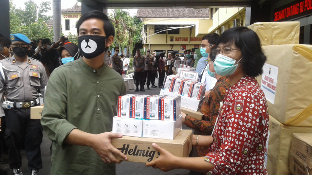 Gibran Rakabuming Raka, putra Presiden Joko Widodo lakukan aksi kemanusiaan di masa pandemi COVID-19 dengan blusukan