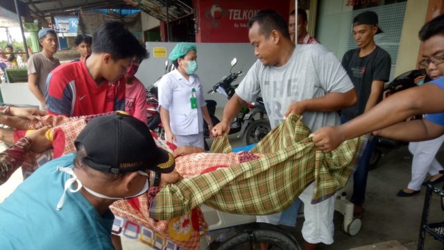 Polisi dan masyarakat megevakuasi seorang pria yang hendak melakukan percobaan bunuh diri sebanyak tiga kali dalam sehari di Kabupaten Deli Serdang, Sumut. Foto: Dok. Istimewa