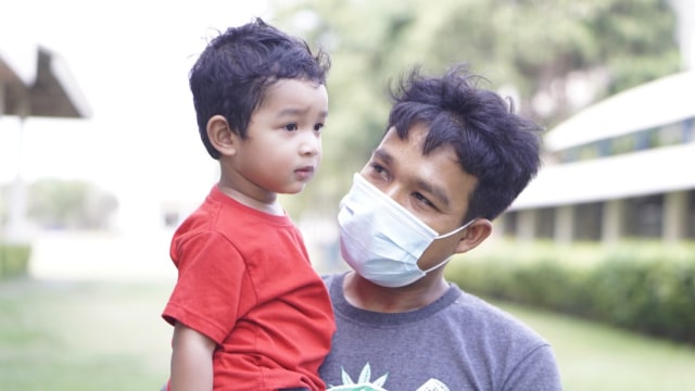 Ayah dan anak di tengah pandemi Corona. Foto: Shutterstock