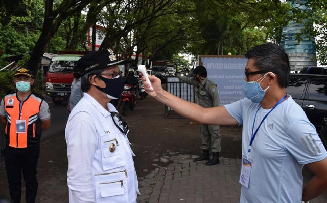 Wali Kota Manado GS Vicky Lumentut yang baru tiba di pos pemantau perbatasan langsung diukur suhu tubuh oleh tim yang bertugas (foto: istimewa) 