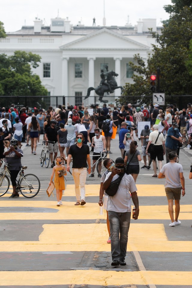 Orang-orang berpartisipasi dalam protes menentang kematian George Floyd di Minneapolis, di depan Gedung Putih, di Washington, AS, (5/6). Foto: REUTERS/Carlos Barria