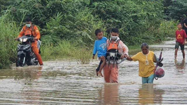 Kondisi banjir yang terjadi di Desa Wosu, Dusun 2, Kecamatan Bungku Barat, Kabupaten Morowali, Sulawesi Tengah, terjadi sejak Sabtu pagi (6/6). Foto: Istimewa