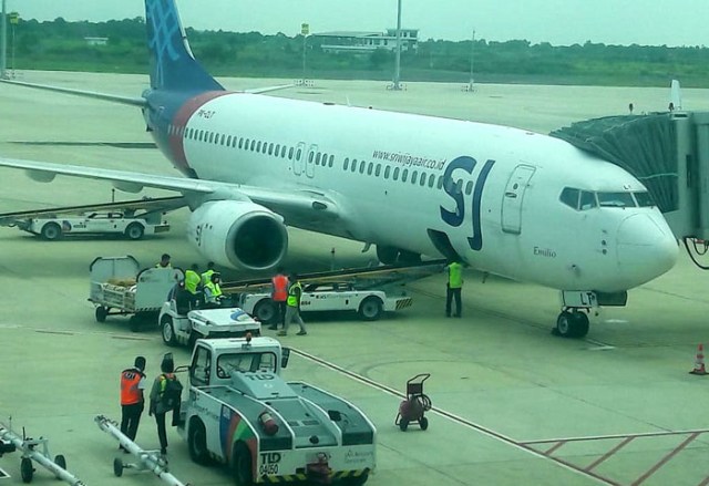 Sejumlah teknisi melakukan pemeliharaan pesawat di Bandara Internasional Jawa Barat (BIJB) Kertajati. (Oki Kurniawan)