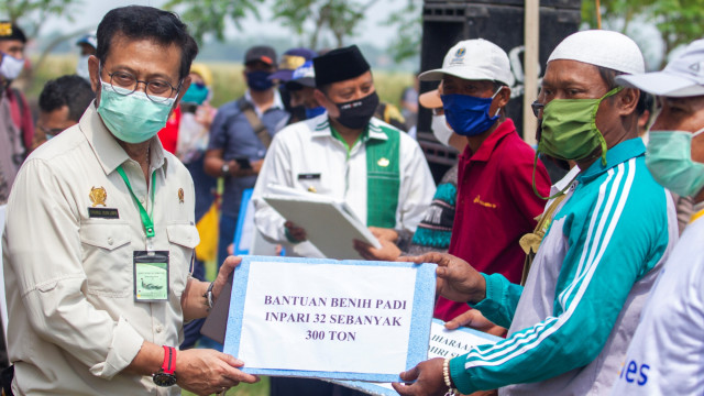 Menteri Pertanian Syahrul Yasin Limpo (kiri) saat kunjungan kerja, di Desa Bayurlor, Cilamaya, Karawang, Jawa Barat, Sabtu (6/6). Foto: M Ibnu Chazar/ANTARA FOTO