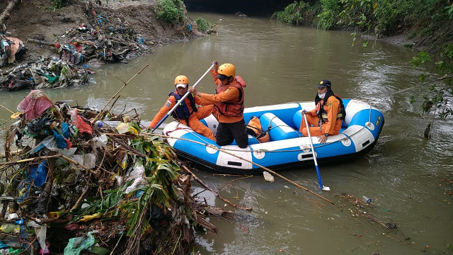 Tim SAR saat melakukan pencarian korban hanyut di Sungai Sei Sikambing. Foto: Dok Humas Kantor SAR Medan 
