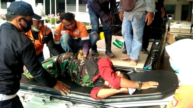 Suasana evakuasi korban helikopter yang jatuh di Kawasan Industri Kendal (KIK), Kabupaten Kendal, Jawa Tengah, Sabtu (6/6). Foto: Dok. Istimewa