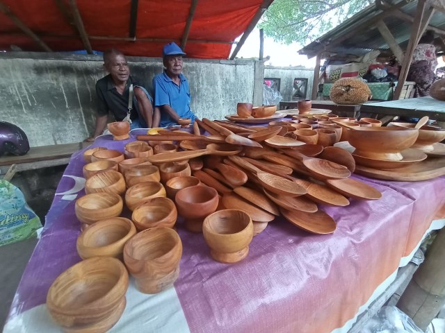 Perabot rumah tangga hasil karya Tadias Tadimus yang dijual di Pasar Wairkoja. Foto : Albert Aquinaldo