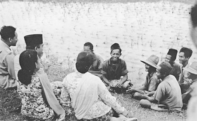 Soekarno sedang berdialog dengan petani. Foto: Dokumen Setneg
