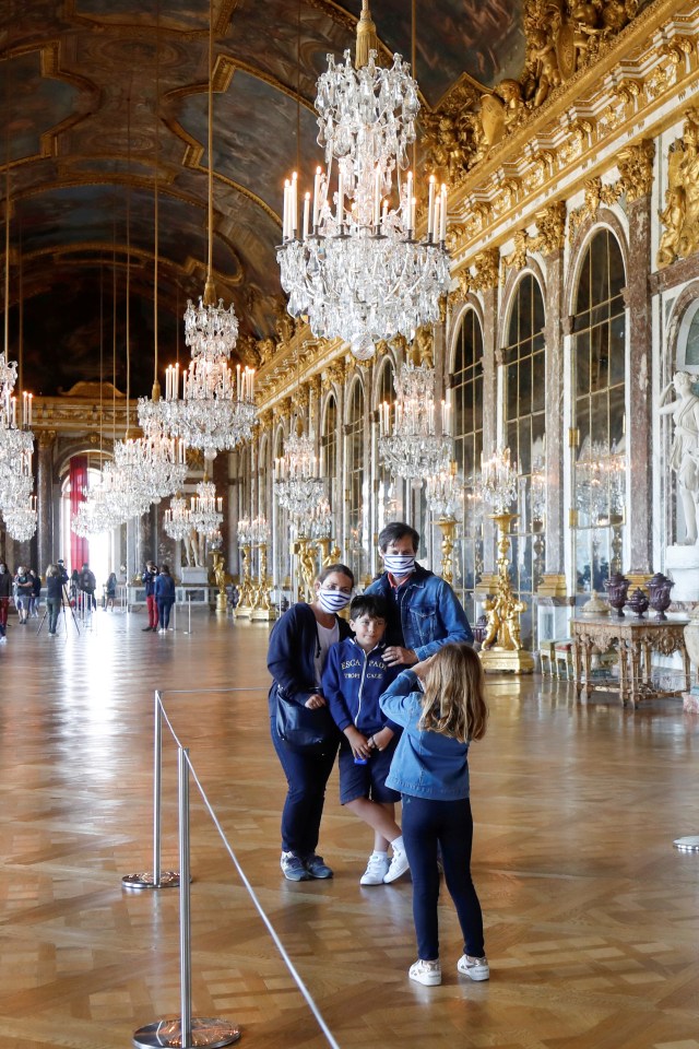 Pengunjung berfoto saat mengunjungi Chateau de Versailles atau Istana Versailles di Prancis, Sabtu (6/6). Foto: REUTERS / Charles Platiau